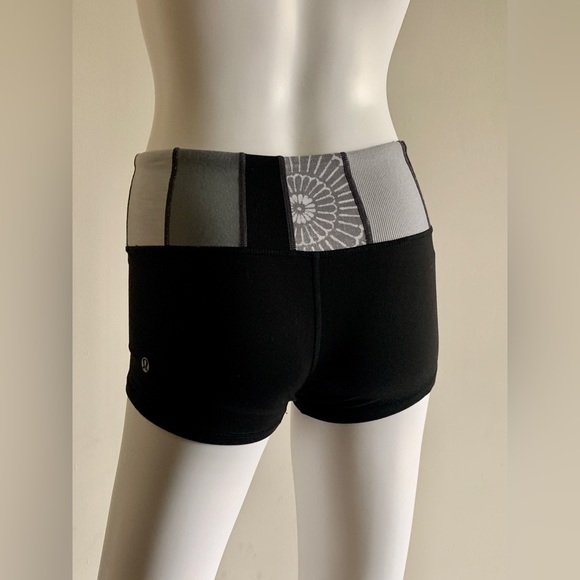 lululemon Reversible Train Contour Fit Shorts in Black and Pattern - Picture 3 of 3